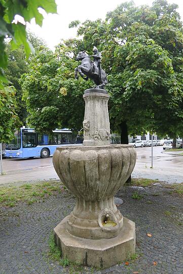 Brunnen mit Otto-von-Bismarck-Standbild am Wensauerplatz.