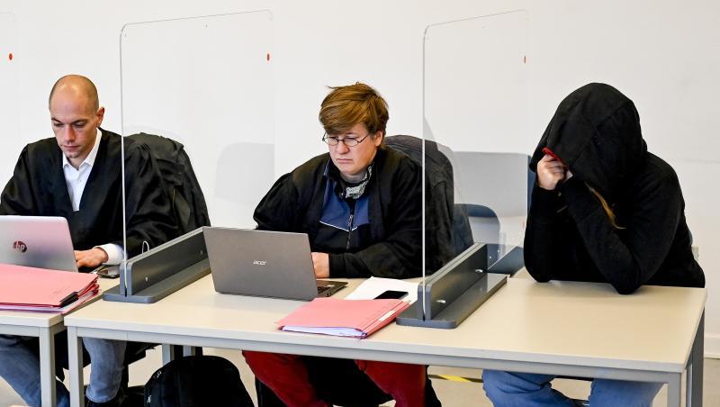 Die Angeklagten (l und r) und ihre Verteidiger, Alexander Kienzle (2.v.l.) und Britta Eder, sitzen im Prozess um einen damaligen Münchner Polizisten, der privat beim G20-Gipfel in Hamburg war, und eine Frau die fast zeitgleich Bierdosen von der Brücke Breite Straße auf dort eingesetzte Polizisten geworfen haben, im Gerichtssaal. Foto: Axel Heimken/dpa/POOL/dpa Die Angeklagten (l und r) und ihre Verteidiger, Alexander Kienzle (2.v.l.) und Britta Eder, sitzen im Prozess um einen damaligen Münchner Polizisten, der privat beim G20-Gipfel in Hamburg war, und eine Frau die fast zeitgleich Bierdosen von der Brücke Breite Straße auf dort eingesetzte Polizisten geworfen haben, im Gerichtssaal. Foto: Axel Heimken/dpa/POOL/dpa