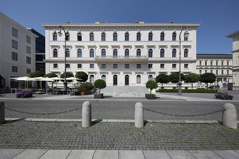 Der Wittelsbacherplatz wird beherrscht vom Altbau der Siemens-Zentrale, die jahrzehntelang rot angepinselt war.