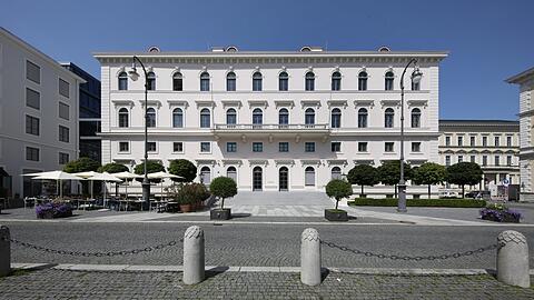 Der Wittelsbacherplatz wird beherrscht vom Altbau der Siemens-Zentrale, die jahrzehntelang rot angepinselt war.