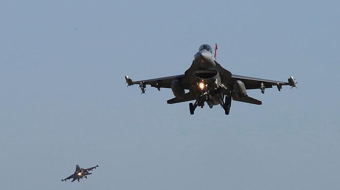 Die USA wollen die Lieferung von Kampfjets des Typs  F-16 an die Ukraine ermöglichen.