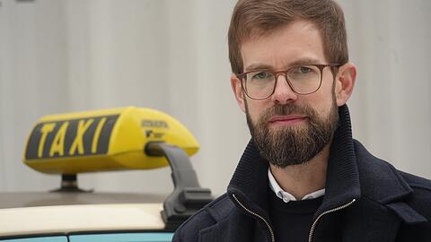 Gregor Beiner, Taxiunternehmer und Vorstand des Münchner Taxiverbands. Beiner ist entschiedener Gegner des Fahrdienstvermittlers Uber und warnt seine Kollegen dringend davor, sich auf Verträge mit dem Tech-Unternehmen einzulassen.