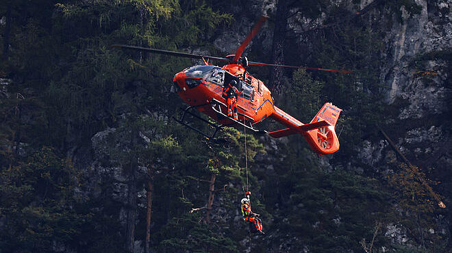 Die Besatzung des zeitgleich Rettungshubschraubers "Christoph 14" setzte die Notärztin mit der Rettungswinde beim Patienten ab.