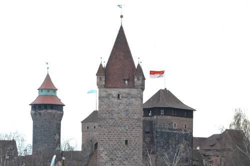 In der Fotomontage ist es schon so weit: Auf dem Fünfeckturm flattert die Frankenfahne.