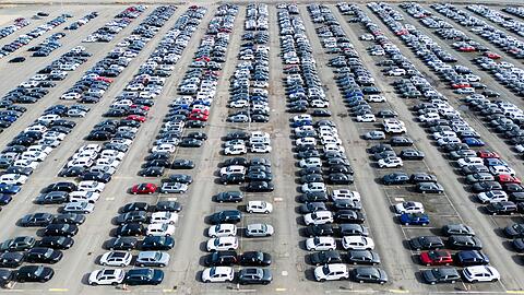 Der VW-Konzern liefert weltweit weniger Autos aus. (Archivbild)