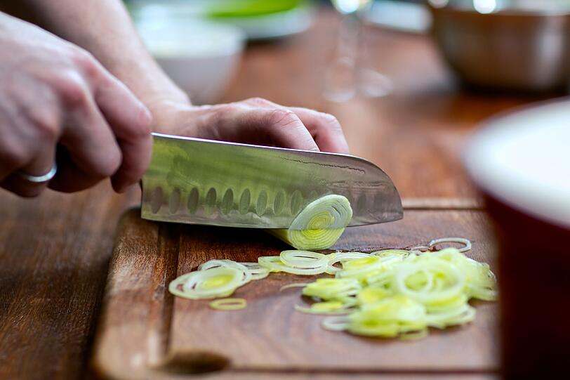 Nicht nur mit frischem Fisch, sondern auch mit Räucherlachs gelingt eine herrliche Lasagne. Für das Rezept werden Lauchstangen in feine Ringe geschnitten und mit Spinat und Knoblauch angebraten. In eine Auflaufform mit Béchamelsauce werden abwechselnd Lasagneplatten sowie Porree-Spinat-Gemüse und Räucherlachs gelegt und anschließend mit Käse bestreut. Dazu passt Dill. Nicht nur mit frischem Fisch, sondern auch mit Räucherlachs gelingt eine herrliche Lasagne. Für das Rezept werden Lauchstangen in feine Ringe geschnitten und mit Spinat und Knoblauch angebraten. In eine Auflaufform mit Béchamelsauce werden abwechselnd Lasagneplatten sowie Porree-Spinat-Gemüse und Räucherlachs gelegt und anschließend mit Käse bestreut. Dazu passt Dill.
