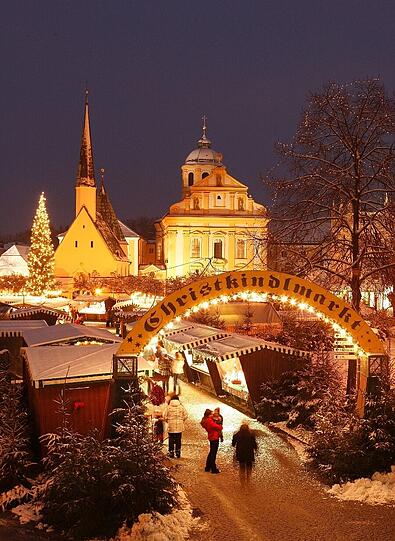 Der Klassische: Besonders schön ist es in Altötting wenn Bläser-Ensembles und Chöre adventliche Musik von der Marktbühne erschallen lassen (täglich um 17 und 19 Uhr, wochenends auch um 14 Uhr). Der Glühwein-Preis liegt heuer bei 2,50 Euro, auf dem Markt wird viel (Kunst-)handwerk verkauft.