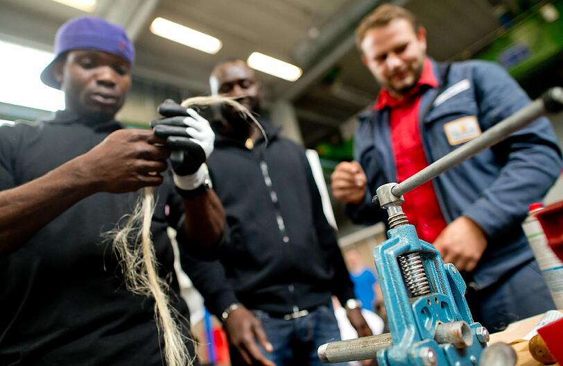 In mehrwöchigen Kursen können Flüchtlinge in der Lernwerkstatt erste Erfahrungen in verschiedenen Handwerksberufen sammeln.