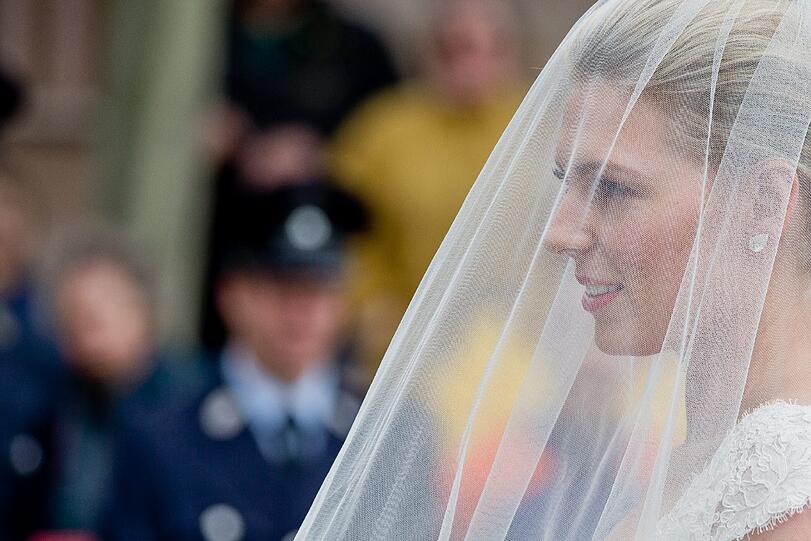 Die Braut Kate Stahl bei ihrer Ankunft zur kirchlichen Hochzeit mit Graf Anton Andreas von Faber-Castell vor der evangelischen Martin-Luther Kirche in Stein bei Nürnberg.