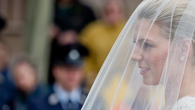 Die Braut Kate Stahl bei ihrer Ankunft zur kirchlichen Hochzeit mit Graf Anton Andreas von Faber-Castell vor der evangelischen Martin-Luther Kirche in Stein bei Nürnberg. Die Braut Kate Stahl bei ihrer Ankunft zur kirchlichen Hochzeit mit Graf Anton Andreas von Faber-Castell vor der evangelischen Martin-Luther Kirche in Stein bei Nürnberg.