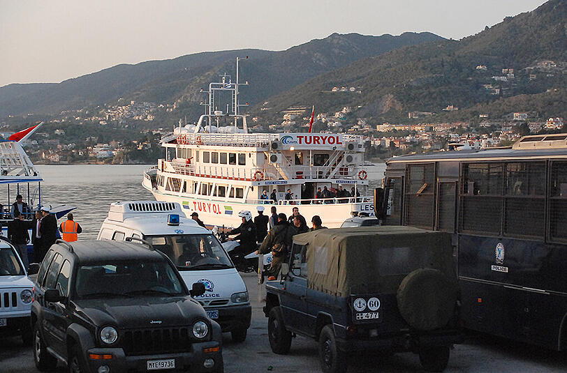 Türkisches Touristenboot im Hafen von Lesbos. Unter großem Polizeiaufgebot sind die ersten Migranten an Bord der "Lesvos" gebracht worden. Foto: Alexia Angelopoulou