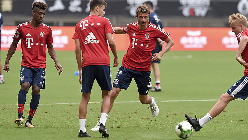 Um 11 Uhr Ortszeit bat Bayern-Trainer Carlo Ancelotti seine Stars auf einem Nebenplatz des Shanghai Stadiums zu einer ersten Einheit, nur wenig beschattet von den Hochhäusern der 24-Millionen-Einwohner-Metropole. Um 11 Uhr Ortszeit bat Bayern-Trainer Carlo Ancelotti seine Stars auf einem Nebenplatz des Shanghai Stadiums zu einer ersten Einheit, nur wenig beschattet von den Hochhäusern der 24-Millionen-Einwohner-Metropole.