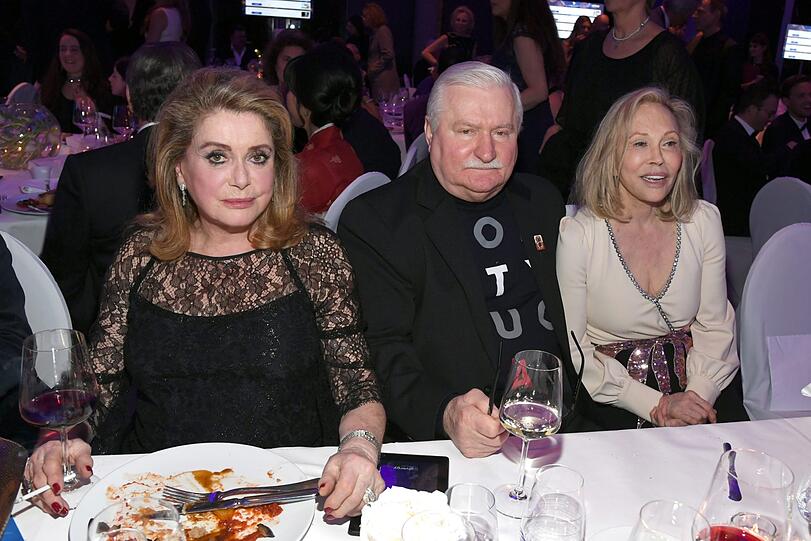 Catherine Deneuve mit Lech Walesa und Faye Dunaway