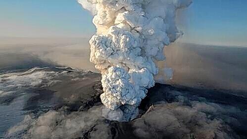 Stößt wieder heftige Aschewolken aus: Der Vulkan Eyjafjalla auf Island Stößt wieder heftige Aschewolken aus: Der Vulkan Eyjafjalla auf Island