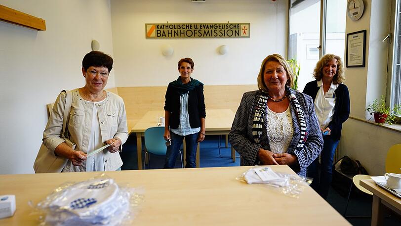 (V.l.:) Adelheid Utters-Adam, Hedwig Gappa-Langer (beide von In Via Bayern), Eva Gottstein, Bettina Spahn (Missions-Leiterin).