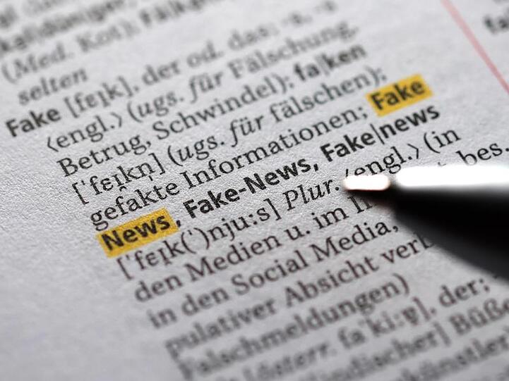 Die Wirkung von "Fake News" im Internet wird nach Ansicht des Politwissenschaftlers Simon Hegelich überschätzt.