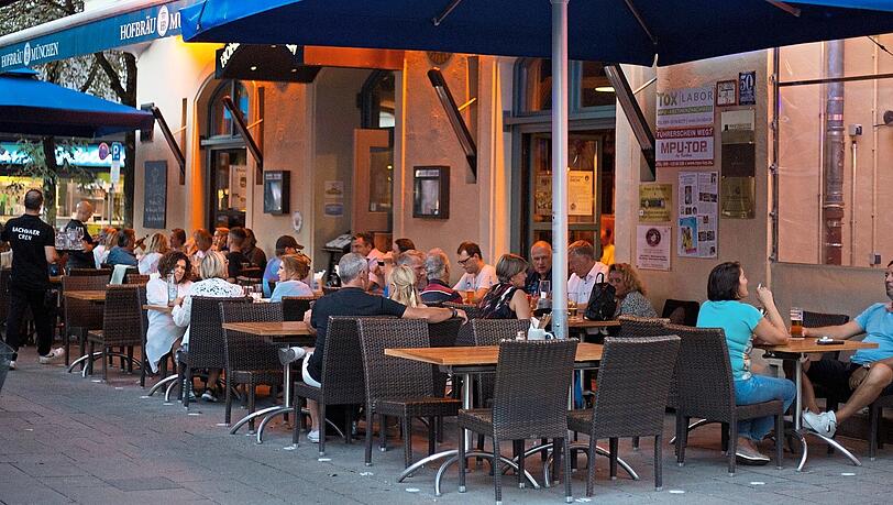 Wer wird hier in Zukunft der Wirt sein? Die Suche nach einem Nachfolger für "Bachmaier Hofbräu" in der Leopoldstraße läuft. Wer wird hier in Zukunft der Wirt sein? Die Suche nach einem Nachfolger für "Bachmaier Hofbräu" in der Leopoldstraße läuft.