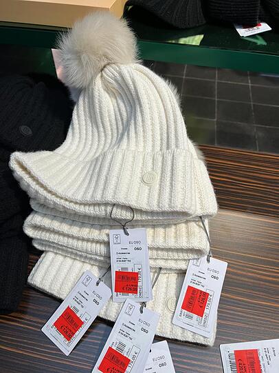 Zur Zeit gibt's 50 bis 60 Prozent Rabatt. Die Preise muss man sich nichtsdestotrotz leisten können: Diese Pudelmütze von Bogner kostet noch 126 statt vorher 179 Euro.
