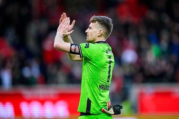 Leverkusens Kapitän Lukas Hradecky ist überrascht von der starken Leistung des FC Bayern (Archivbild). Leverkusens Kapitän Lukas Hradecky ist überrascht von der starken Leistung des FC Bayern (Archivbild).