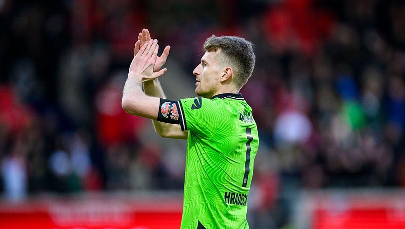 Leverkusens Kapitän Lukas Hradecky ist überrascht von der starken Leistung des FC Bayern (Archivbild).