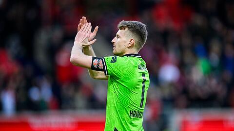 Leverkusens Kapitän Lukas Hradecky ist überrascht von der starken Leistung des FC Bayern (Archivbild).