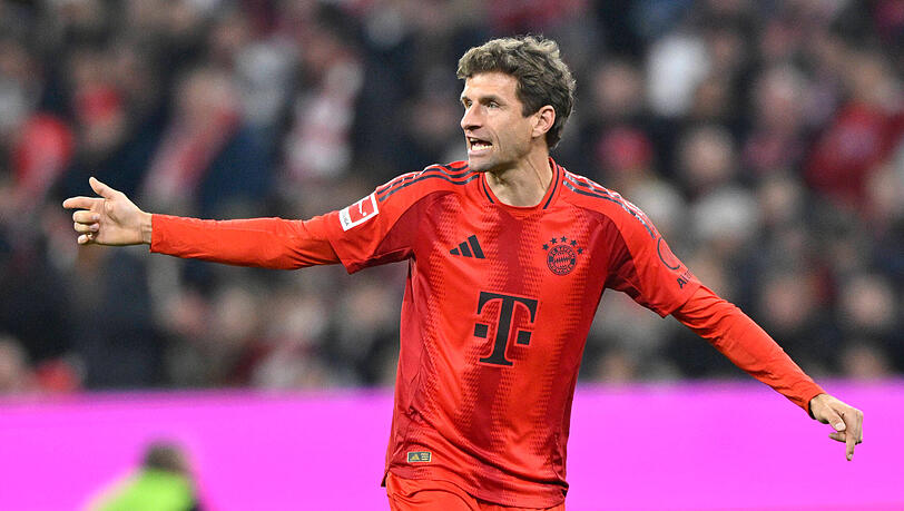 Thomas Müller dirigiert auf dem Platz. (Symbolbild)