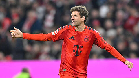 Thomas Müller dirigiert auf dem Platz. (Symbolbild)