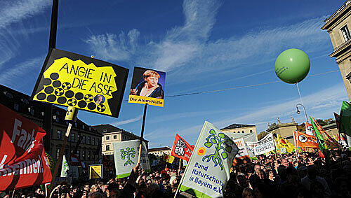 50 000 Teilnehmer zählten die Veranstalter bei der Atomdemo in München 50 000 Teilnehmer zählten die Veranstalter bei der Atomdemo in München