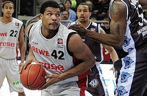 Für einen Spitzen-Basketballer mit 196 Zentimetern eher klein &ndash; aber fein: Bambergs Kyle Hines.