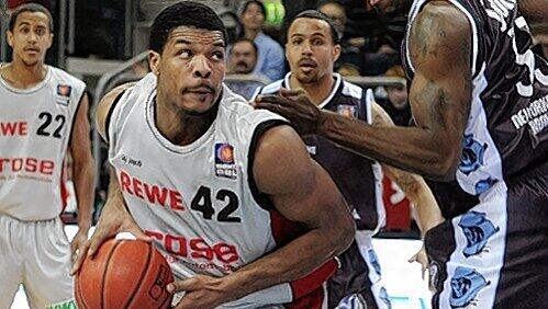 Für einen Spitzen-Basketballer mit 196 Zentimetern eher klein – aber fein: Bambergs Kyle Hines. Für einen Spitzen-Basketballer mit 196 Zentimetern eher klein – aber fein: Bambergs Kyle Hines.