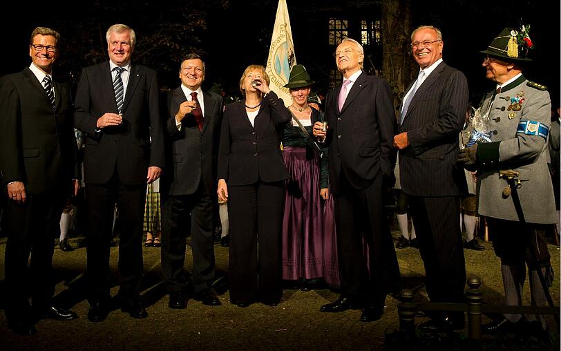 Zum Wohl! Außenminister Guido Westerwelle, Ministerpräsident Horst Seehofer, EU-Kommissionspräsident Jose Manuel Barroso, Bundeskanzlerin Angela Merkel, Edmund Stoiber und Randolf Rodenstock (v. li.).