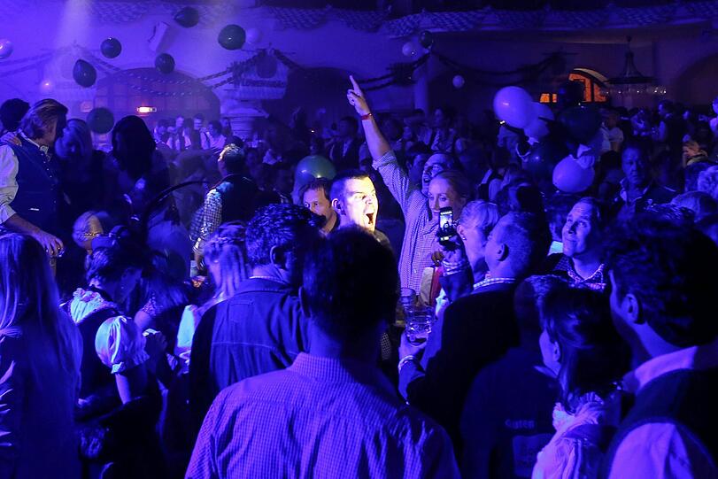 Auch dieses Jahr feierten 2.000 Gäste am Auftakt-Abend der Nacht der Tracht in Dirndl und Lederhosn ein rauschendes Fest im Löwenbräukeller! Bereits zum 12. Mal zapften die Veranstalter Wiesnwirt Christian Schottenhamel und Eventmanager Philip Greffenius beim traditionellen Anstich der Nacht der Tracht das erste Fass gekonnt mit nur zwei Schlägen an, und freuten sich über die gute Stimmung im Festsaal. Die Bilder!