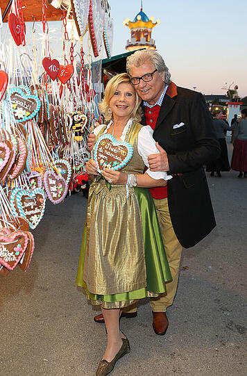 Marianne und Michael Hartl vor einem Herzl-Stand.
