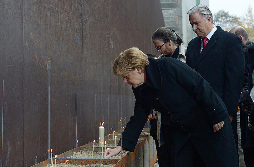 Merkel feiert mit Deutschland feiert 25 Jahre Mauerfall
