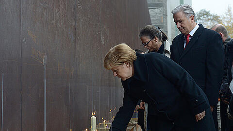 Merkel feiert mit Deutschland feiert 25 Jahre Mauerfall