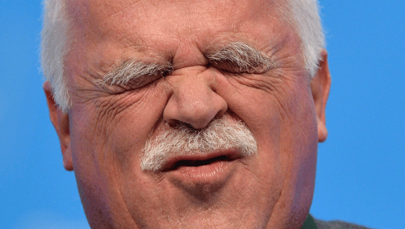 Au weh! Peter Gauweiler grimassierend auf dem Politischen Aschermittwoch der CSU. Au weh! Peter Gauweiler grimassierend auf dem Politischen Aschermittwoch der CSU.