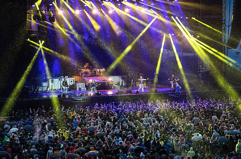 Rock und Regen - die Bilder vom Sonntag auf dem "Rockavaria" mit dem Iron-Maiden-Konzert als Höhepunkt.