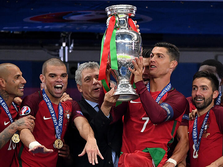 Das Ronaldo-Drama: Auf und Ab des portugiesischen Superstars im EM-Finale gegen Gastgeber Frankreich. Die einmaligen Bilder von Ronaldo, der von der tragischen Figur zum weltbesten Co-Trainer mutierte und dann zum großen Triumphator wurde.
