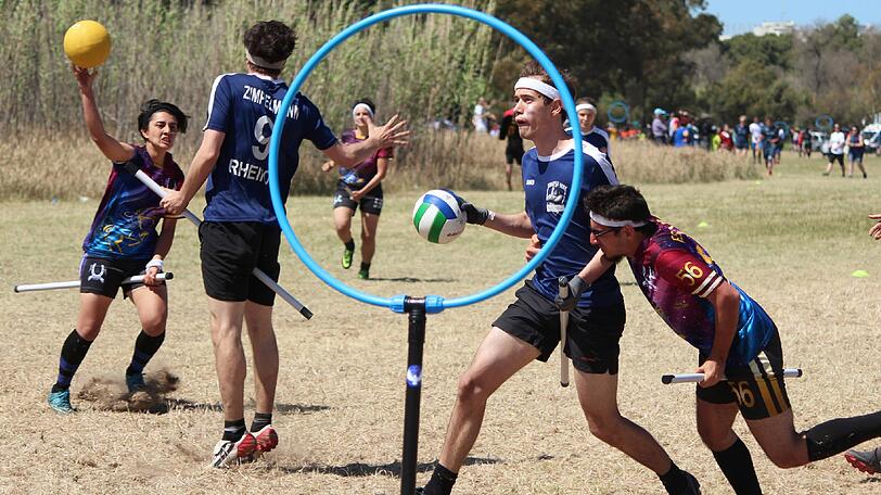 Europäischer Quidditch-Cup 2016: Mit einer Stange zwischen den Beinen &ndash; als Besenersatz &ndash; werfen die Spieler Tore.