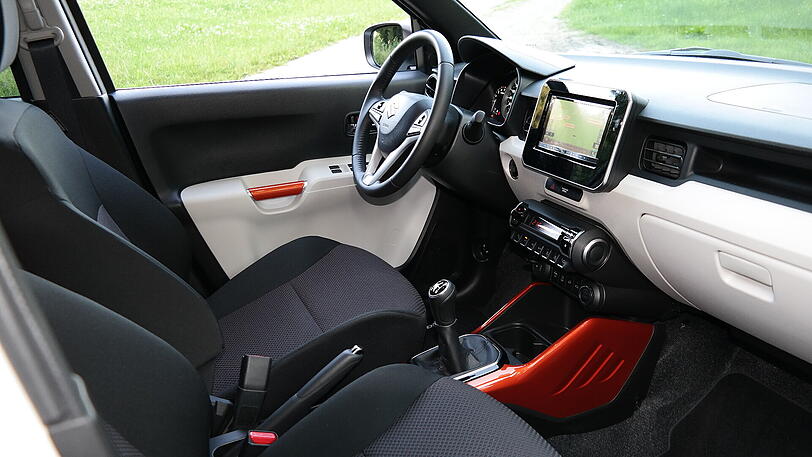 Das Cockpit des Ignis: einfache Bedienung per Touchscreen und weit unten angebrachte Bedieneinheit fürs Klima.