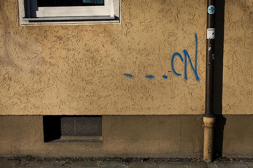Genau wie hier blau auf braun an einer Häuserwand in Untergiesing.