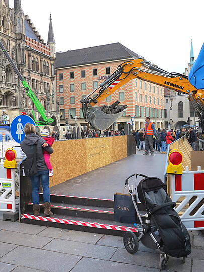 Für die Passanten führen deshalb gerade Brücken über den Platz.