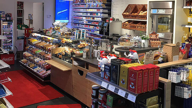 Kann jetzt Päckchen annehmen: das „Daily Deli“ im Innenhof der Siemens-Konzernzentrale. Kann jetzt Päckchen annehmen: das „Daily Deli“ im Innenhof der Siemens-Konzernzentrale.