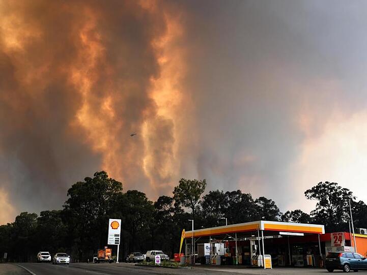 Meterhohe Flammen steigen südwestlich von Sydney in der Nähe einer Tankstelle auf.