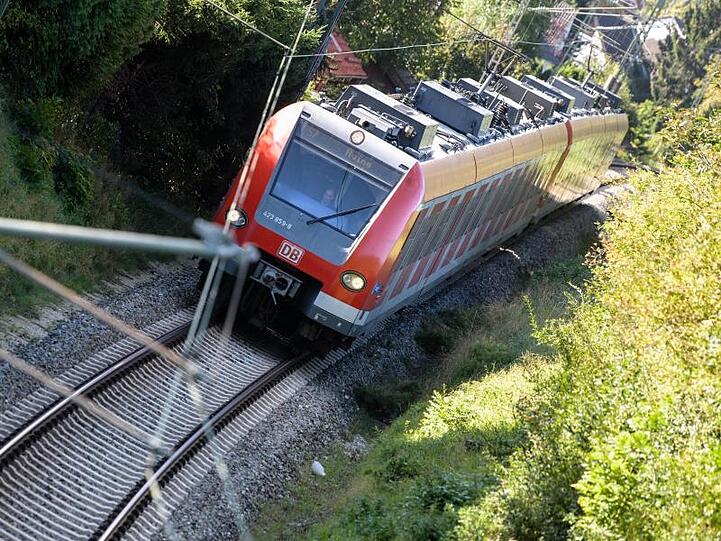 Eine S-Bahn fährt in München über die Gleise. Foto: Matthias Balk/Archiv