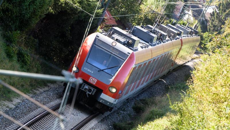 Eine S-Bahn fährt in München über die Gleise. Foto: Matthias Balk/Archiv Eine S-Bahn fährt in München über die Gleise. Foto: Matthias Balk/Archiv
