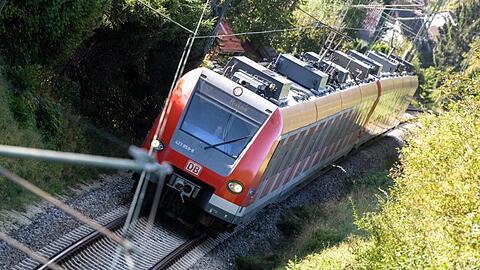 Eine S-Bahn fährt in München über die Gleise. Foto: Matthias Balk/Archiv
