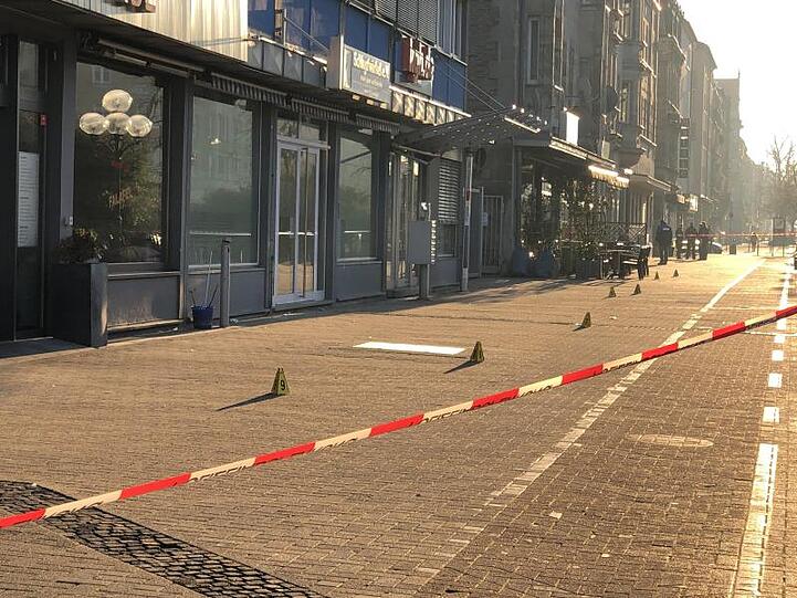 Polizisten stehen am Tatort an dem damals unbekannter Mann eine 21-Jährige mit einem Messer angegriffen und verletzt hatte. Foto: Friedrich/News5/dpa/Archivbild