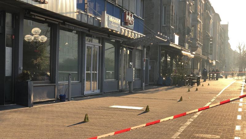 Polizisten stehen am Tatort an dem damals unbekannter Mann eine 21-Jährige mit einem Messer angegriffen und verletzt hatte. Foto: Friedrich/News5/dpa/Archivbild Polizisten stehen am Tatort an dem damals unbekannter Mann eine 21-Jährige mit einem Messer angegriffen und verletzt hatte. Foto: Friedrich/News5/dpa/Archivbild