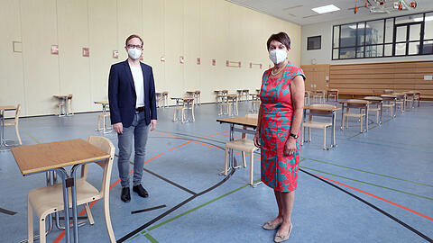 Oberstufenkoordinator Christoph Babinger und Schulleiterin Ursula Weger in der Turnhalle des Gymnasiums Seligenthal, in der ab Mittwoch die Abiturprüfungen geschrieben werden.